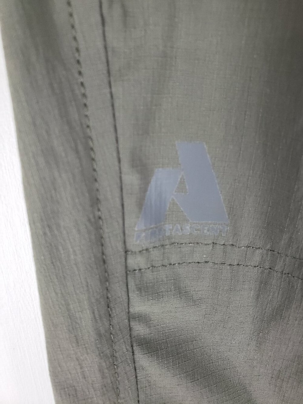 Eddie Bauer 1st Ascent Pull On Bermuda Shorts Olive Green Ripstop Nylon Womens 8 - Picture 3 of 9